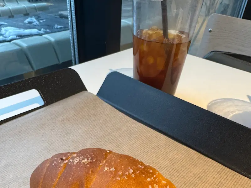소금빵과 아이스 아메리카노