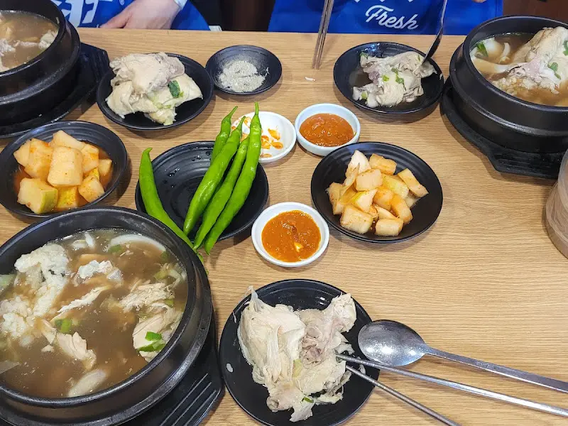 테이블 위에 놓인 삼계탕과 반찬들