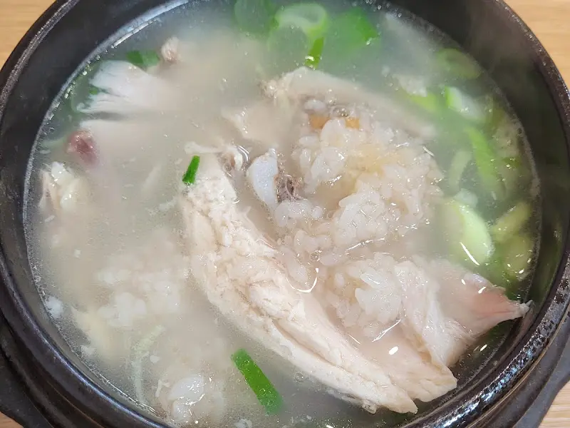 맑고 깨끗한 국물의 한방삼계탕