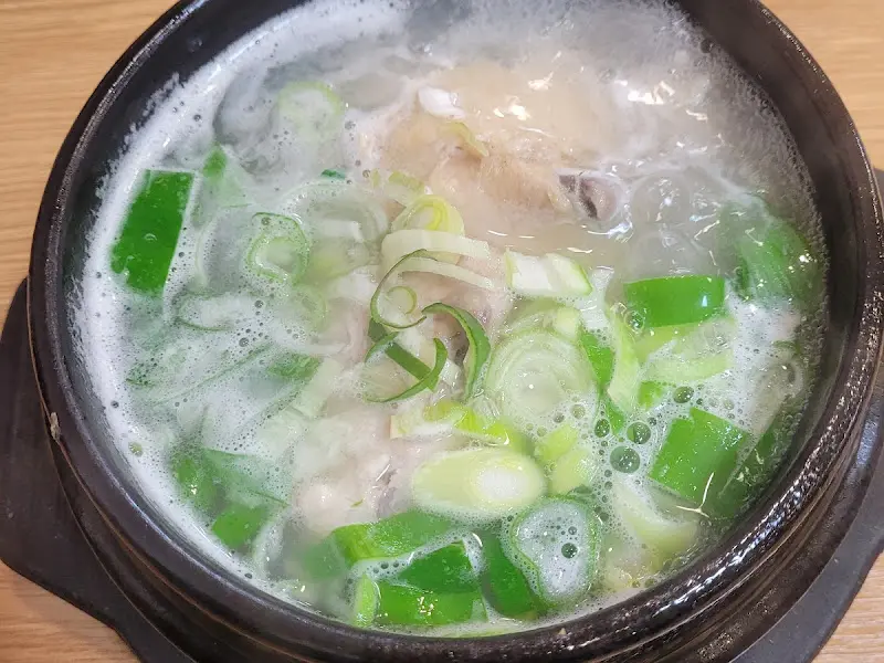 파가 가득한 삼계탕 국물