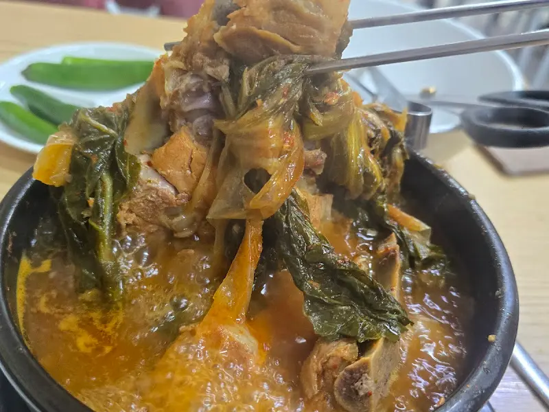 뼈에 붙은 살코기를 들어올리는 모습