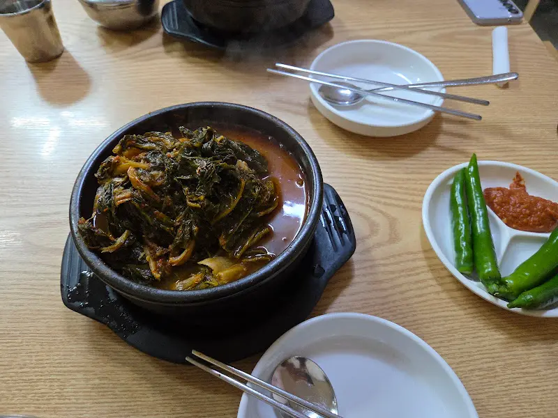 깔끔하게 차려진 뼈해장국 한 상