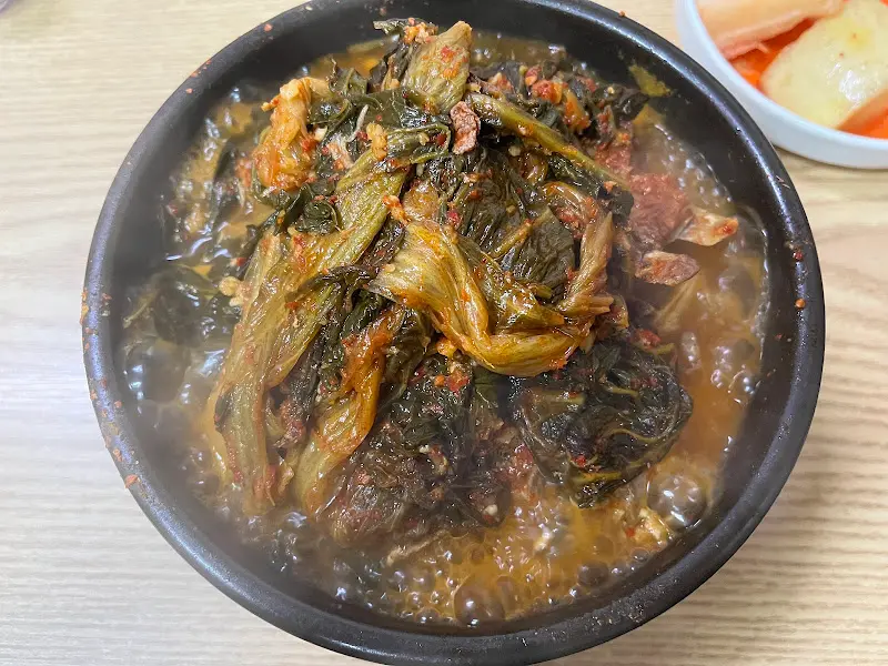 뚝배기 가득 담긴 뼈해장국의 비주얼