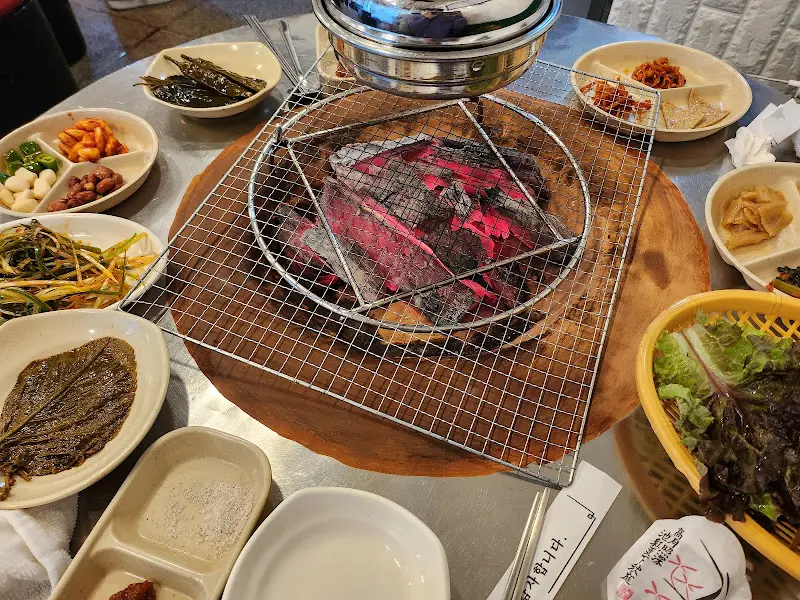 숯불과 밑반찬 세팅