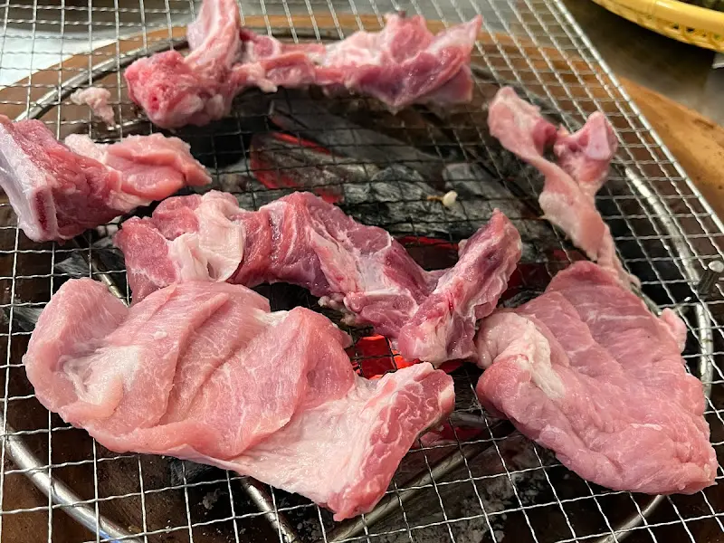 숯불 위에 올려진 생갈비