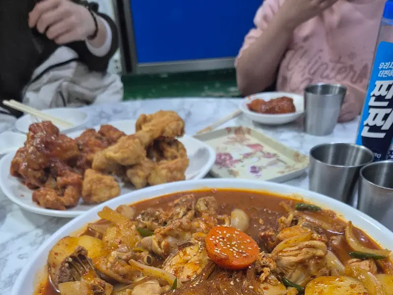 테이블 위에 놓인 마늘통닭과 양념통닭