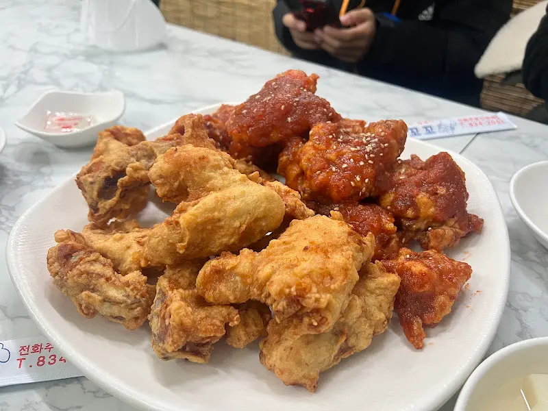 후라이드 치킨과 양념 치킨 반반