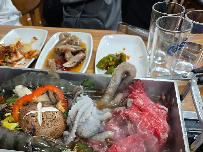 신선한 해산물이 가득한 한 상 차림