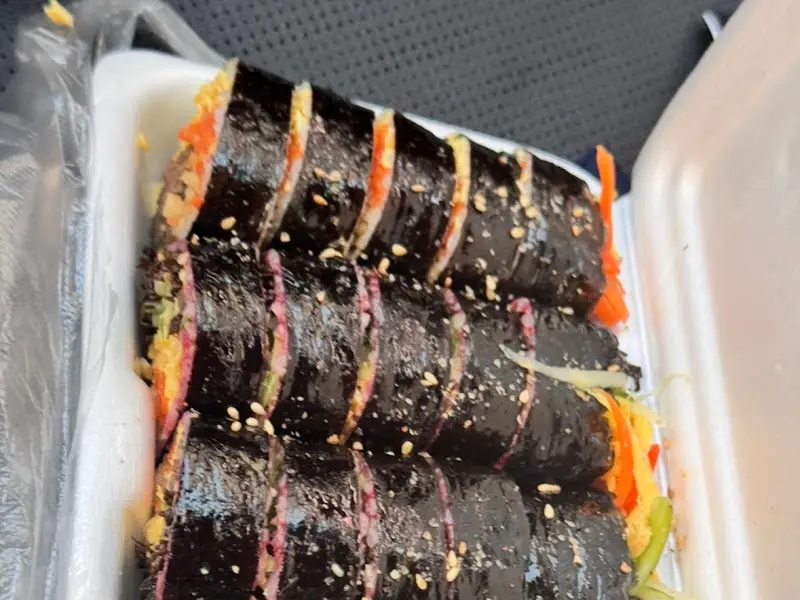 가지런히 담긴 김밥