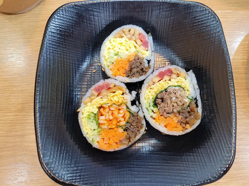 정갈하게 담긴 김밥