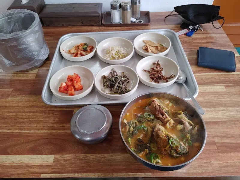 다채로운 반찬과 우거지탕