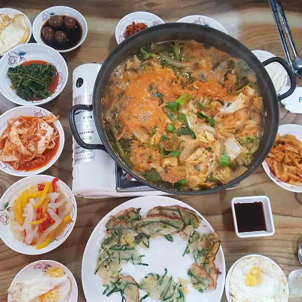 푸짐한 밑반찬과 쭈꾸미 샤브샤브