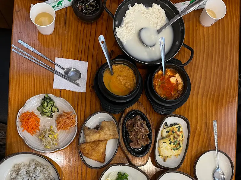 숨두부 정식 전체샷