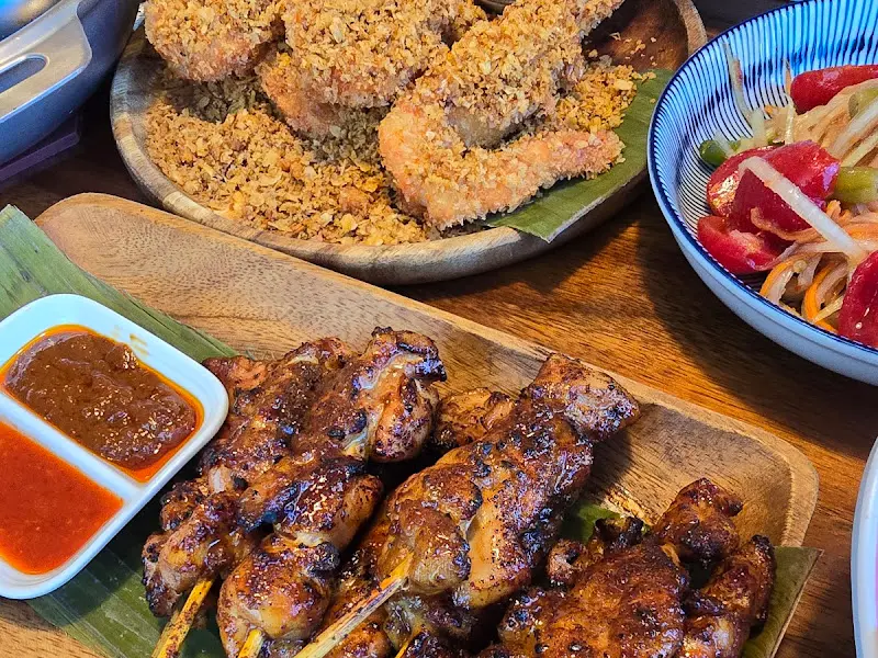 치킨 사테와 시리얼 새우