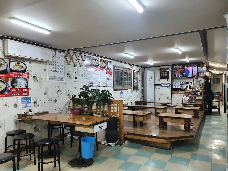 통나무 식당 내부 전경 사진