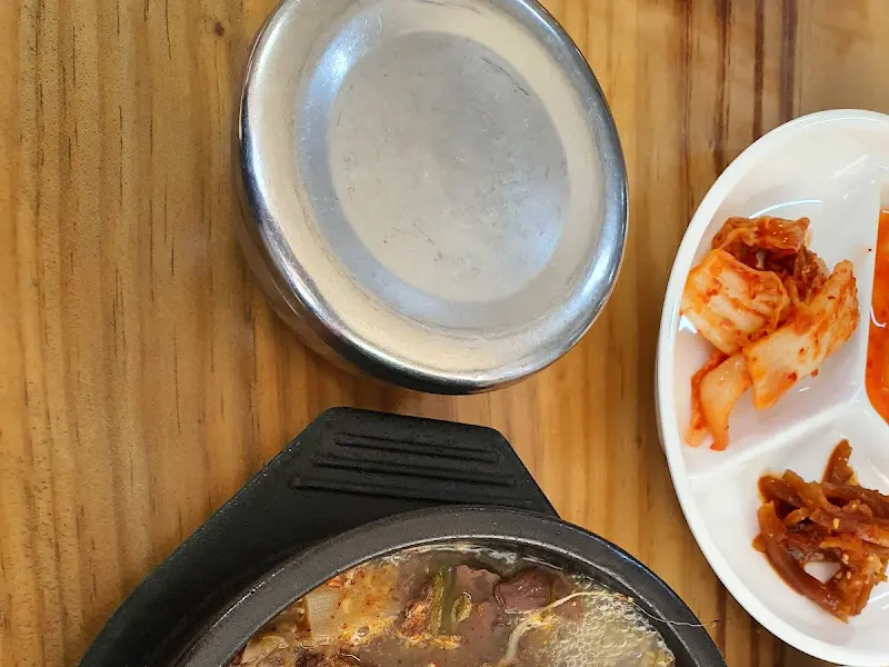 선지해장국과 반찬이 함께 놓인 테이블 사진