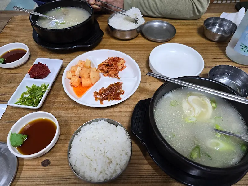 선지해장국 외 다른 메뉴들이 놓인 테이블 사진