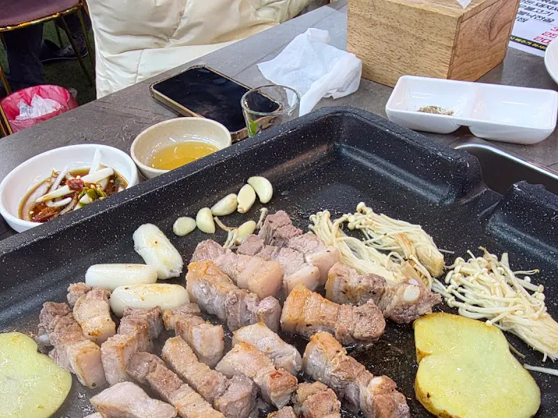 맛있게 구워진 돼지고기 사진