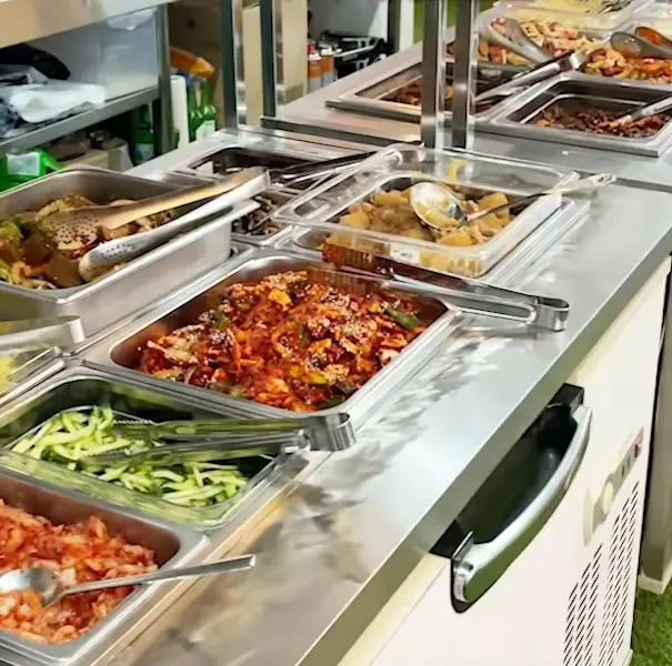 다양한 종류의 샐러드바