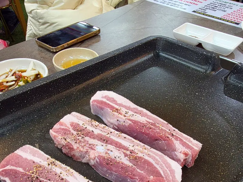 맛있게 구워지고 있는 삼겹살