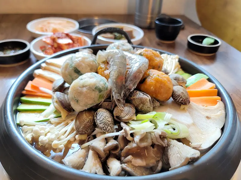 푸짐한 굴림만두전골의 모습