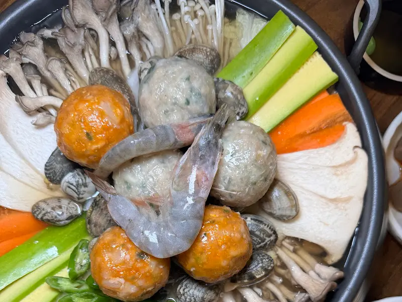 굴림만두와 해산물이 어우러진 전골의 모습