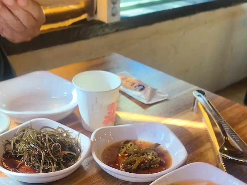 정갈하게 담긴 반찬들