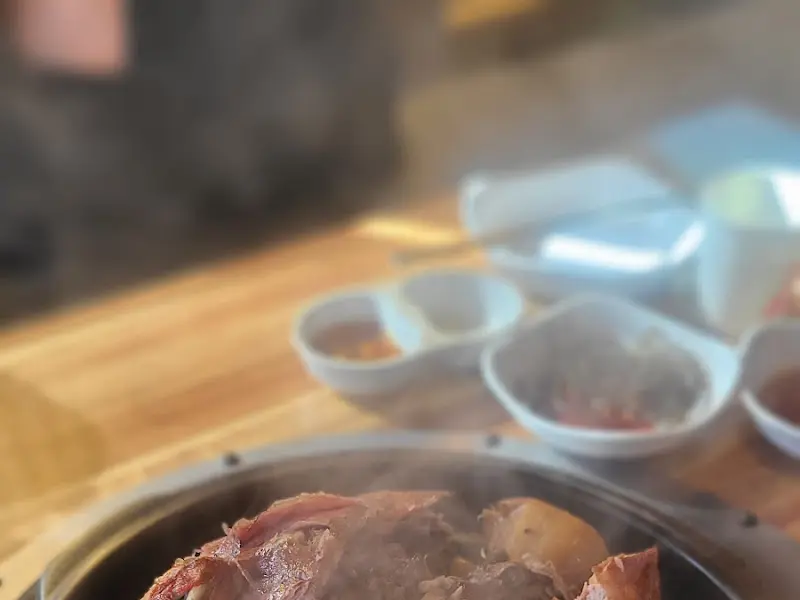 뜨겁게 구워진 오리