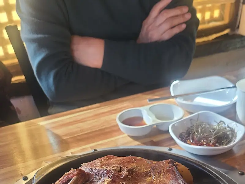 따뜻한 햇살이 들어오는 창가 좌석