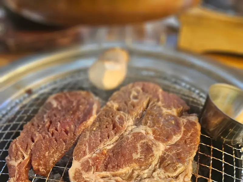 숯불 위에 올라간 삼겹살