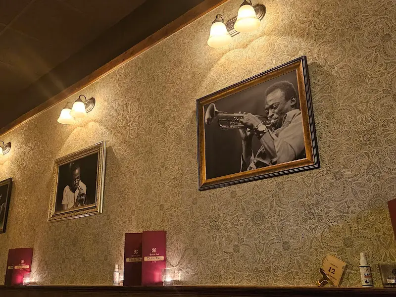 벽에 걸린 액자들