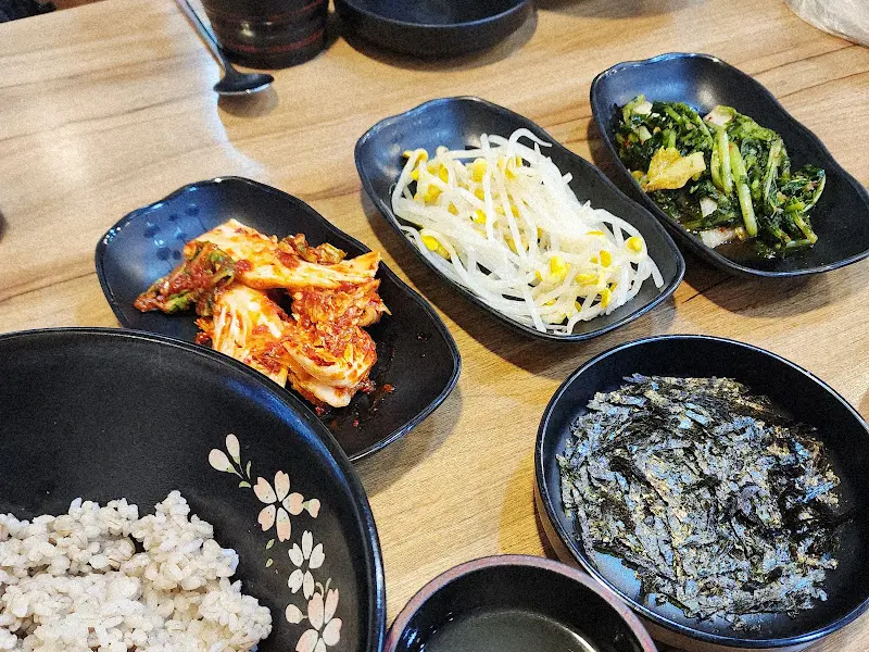 각종 반찬이 담긴 접시들