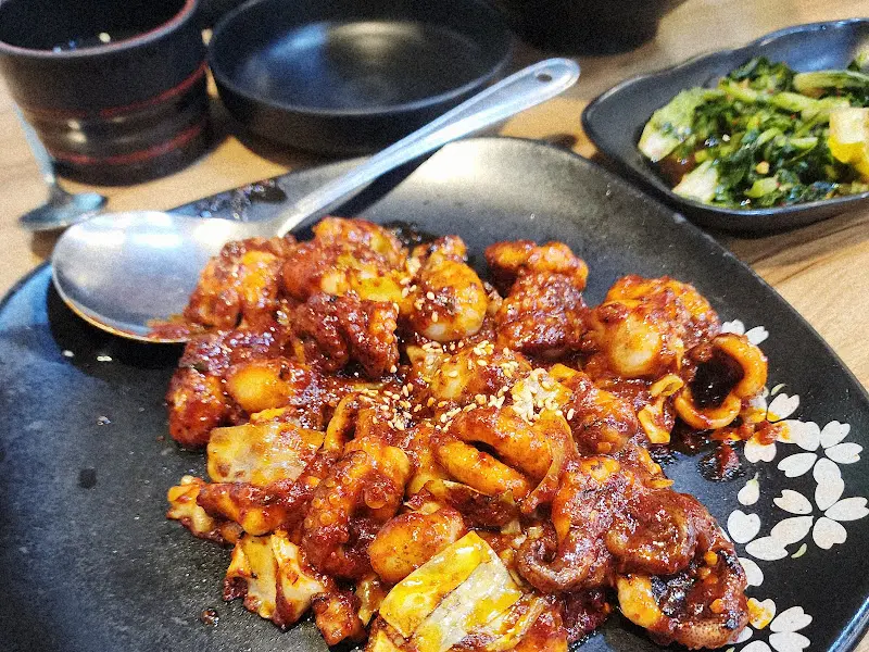 접시에 담긴 쭈꾸미 볶음