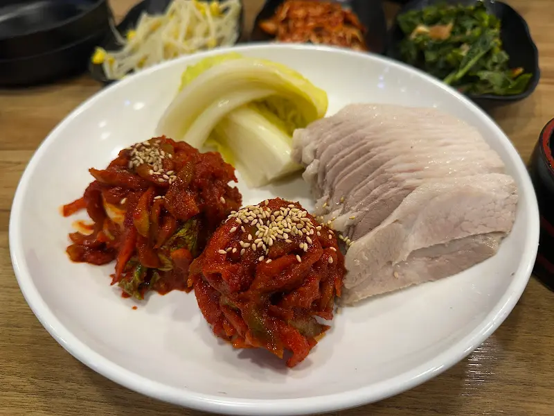 보쌈과 김치가 담긴 접시