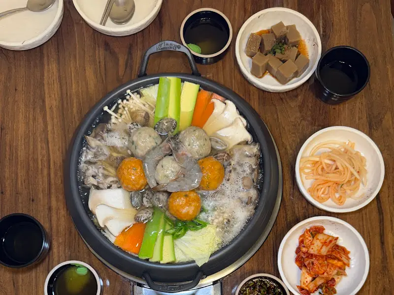 굴림만두전골과 밑반찬의 전체적인 모습