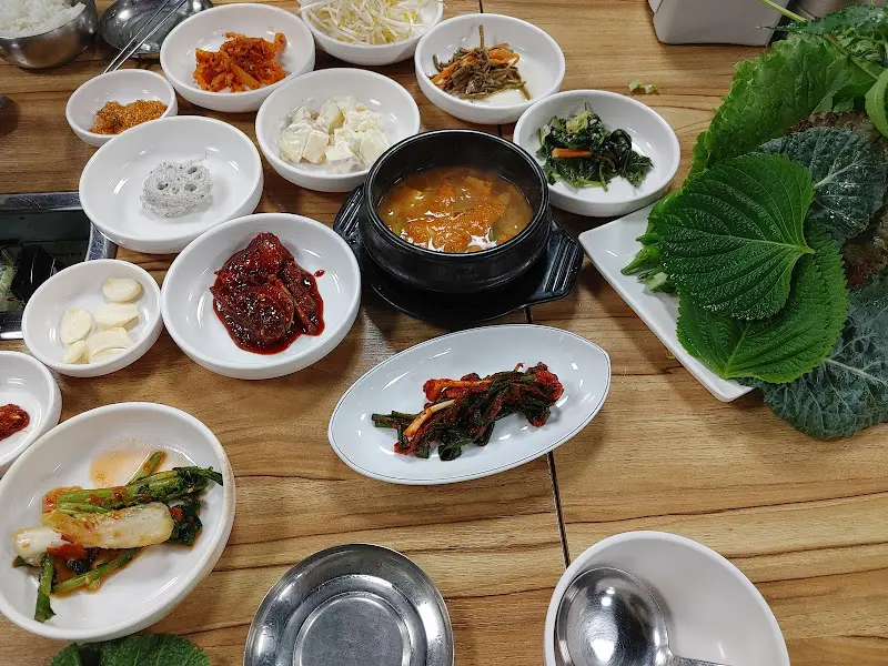 다채로운 반찬들이 놓인 쌈밥 한 상