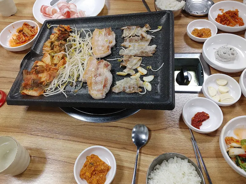 제육볶음과 쌈 채소가 놓인 테이블