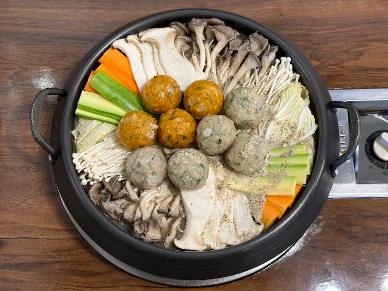 조리 전 굴림만두전골의 모습