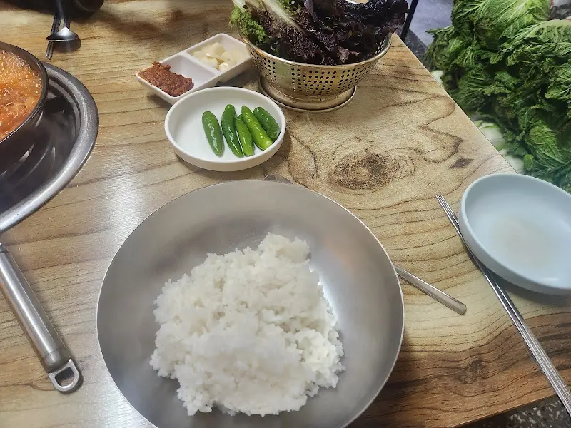 돼지찌개와 함께 차려진 밥상