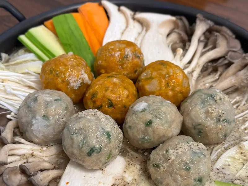 굴림만두전골 속 다양한 재료들의 모습