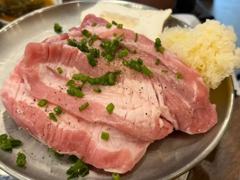 두툼한 돼지 생갈비