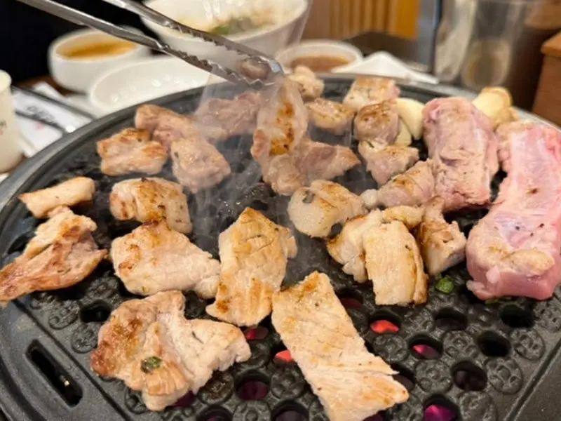 숯불 위에서 익어가는 돼지 생갈비