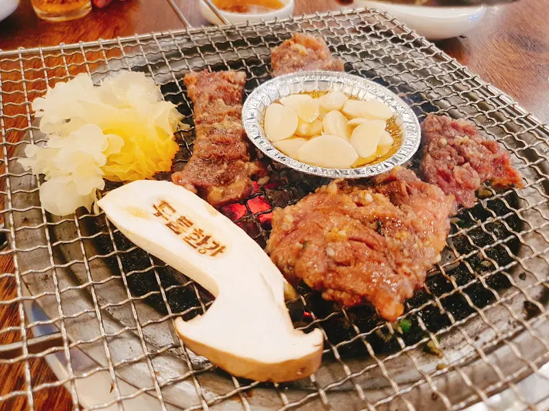 마늘 소갈비살과 곁들임