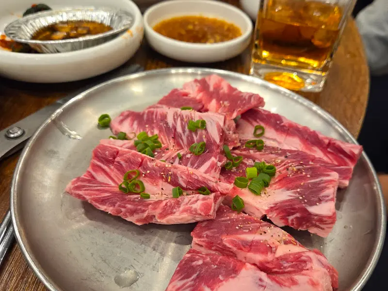 잘 구워진 소갈비살