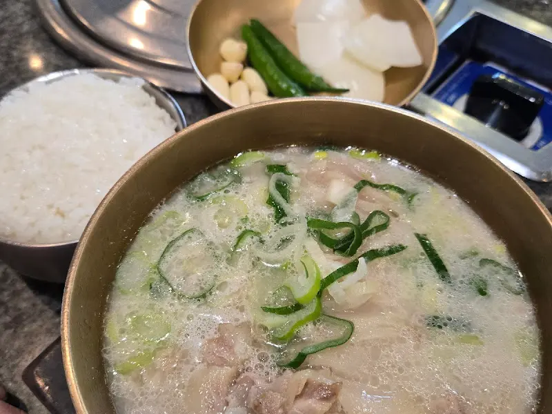 돼지국밥 한상차림