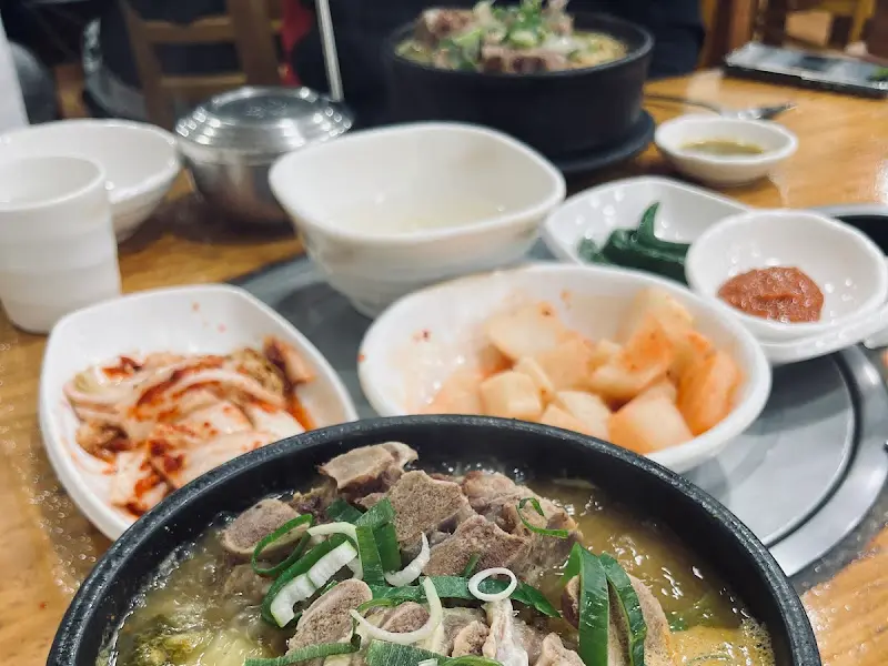 푸짐한 뼈해장국 한 상 차림