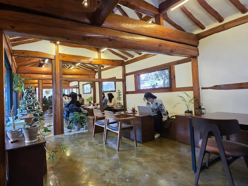 한옥의 구조가 돋보이는 내부