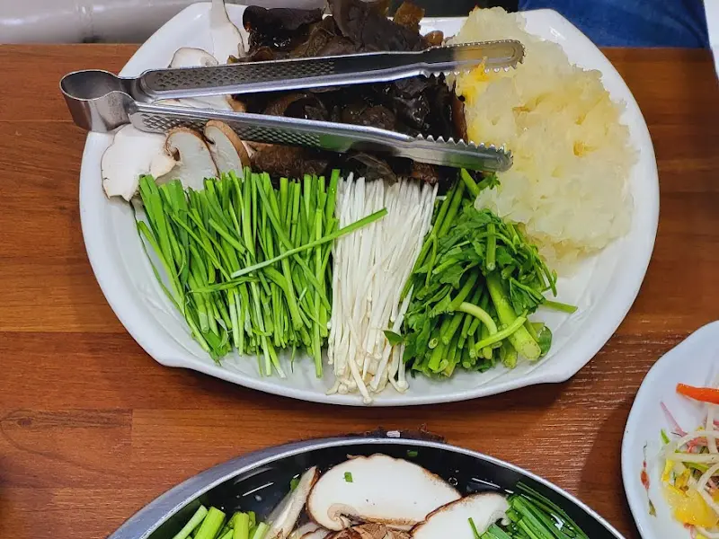 신선한 채소가 가득한 복어 비빔밥