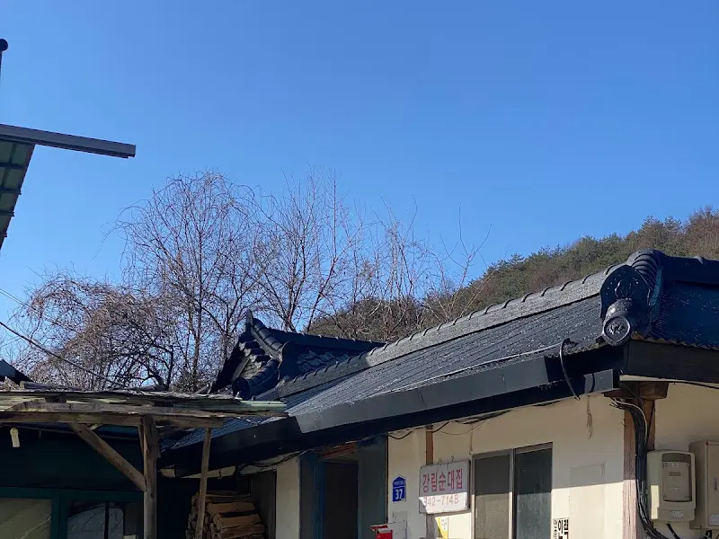 식당 지붕과 하늘