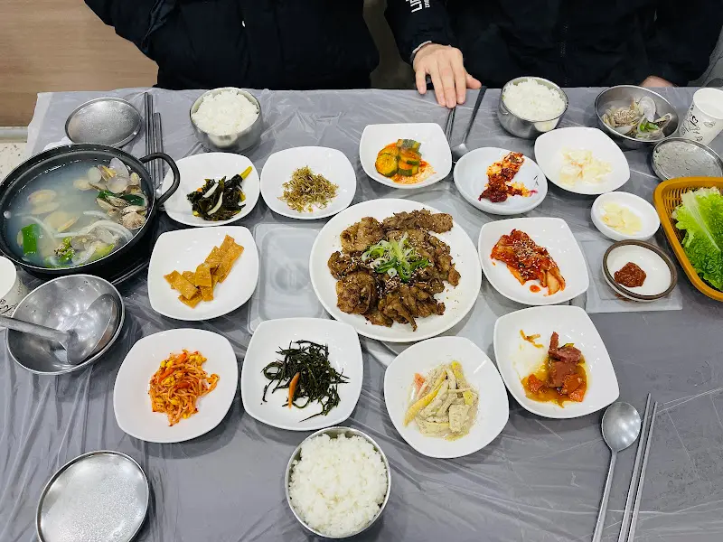 푸짐하게 차려진 연탄불고기 한 상